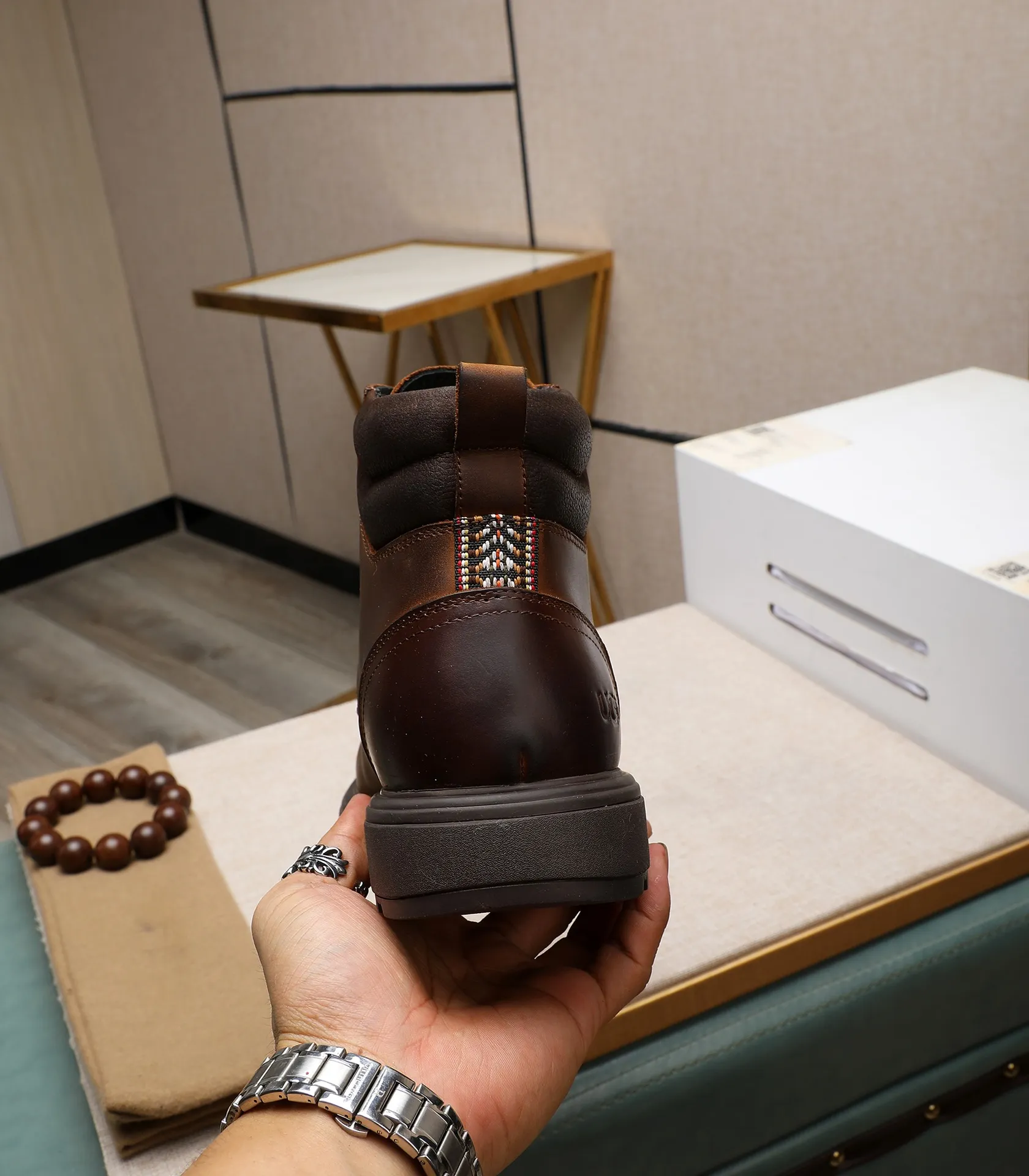Men's men's shoes💰640 UGG (100% genuine wool lining, 10% off for fake ones) Please pay attention to the quality of the original order and compare the thickness of the wool🏮🏮Hot-selling UGG from Australia's warm luxury brand men's shoes, the official website is synchronized, Beckham men's style..., made of imported top-layer waxed cowhide, waxed toe cap, Australian real wool velvet lining Carefully sewn...Imported rubber Martin boots outsole (comfortable, soft and wear-resistant). I really like the quality..Exquisite workmanship. You can't put it down at first sight. Size 39-44